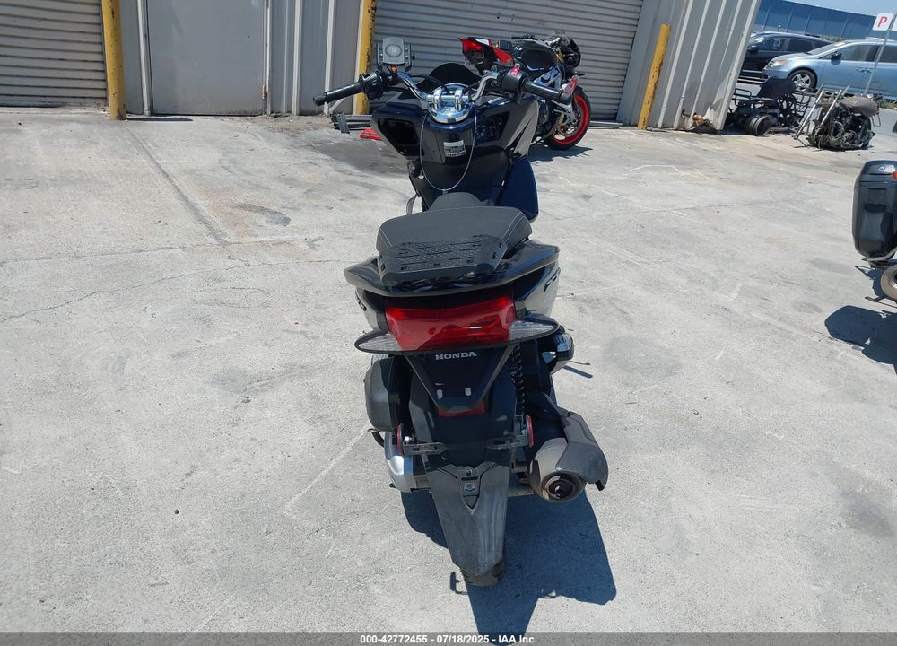 2017 HONDA PCX VIN: RLHKF1806HY201075