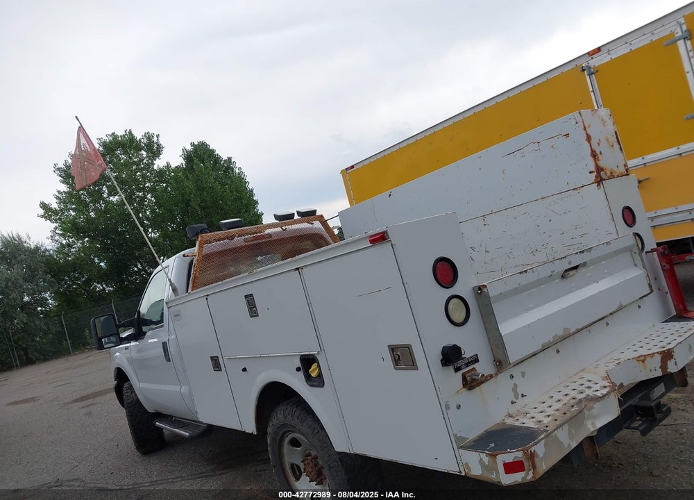 2011 FORD F-350 CHASSIS XL VIN: 1FDRF3F66BEA31516