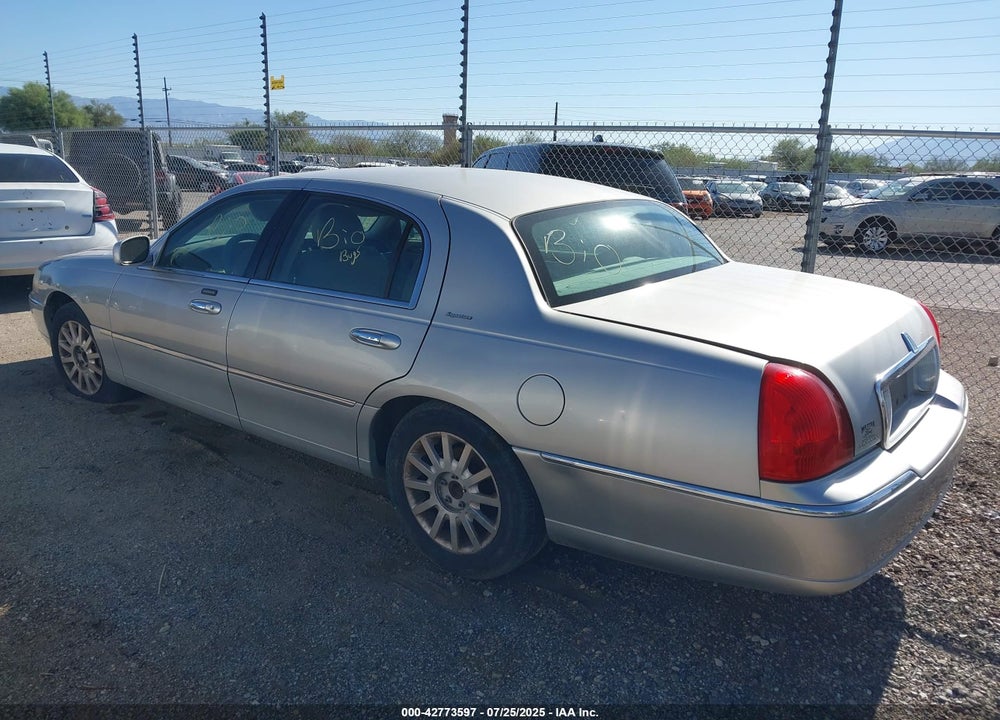 2007 LINCOLN TOWN CAR VIN: 1LNHM81V27Y614605