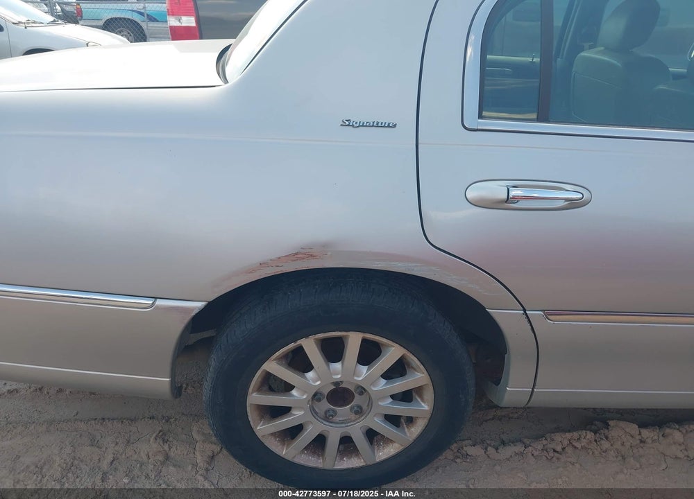 2007 LINCOLN TOWN CAR VIN: 1LNHM81V27Y614605