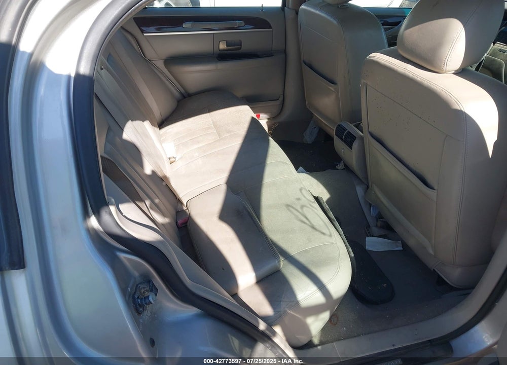 2007 LINCOLN TOWN CAR VIN: 1LNHM81V27Y614605
