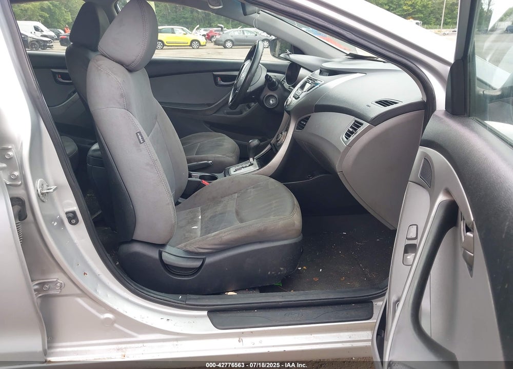 2012 HYUNDAI ELANTRA VIN: 5NPDH4AE6CH077572