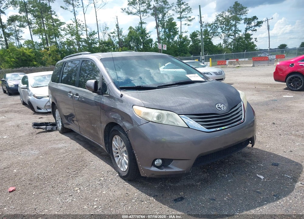 2013 TOYOTA SIENNA XLE V6 8 PASSENGER VIN: 5TDYK3DC9DS375133