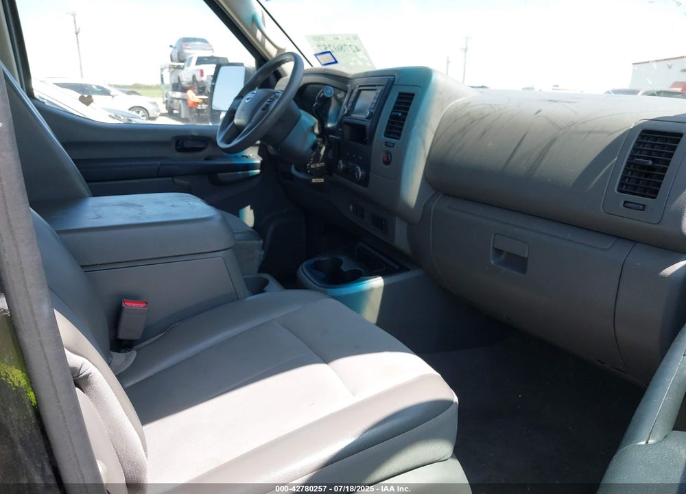 2017 NISSAN NV PASSENGER NV3500 HD SV V6 VIN: 5BZBF0AA4HN852686