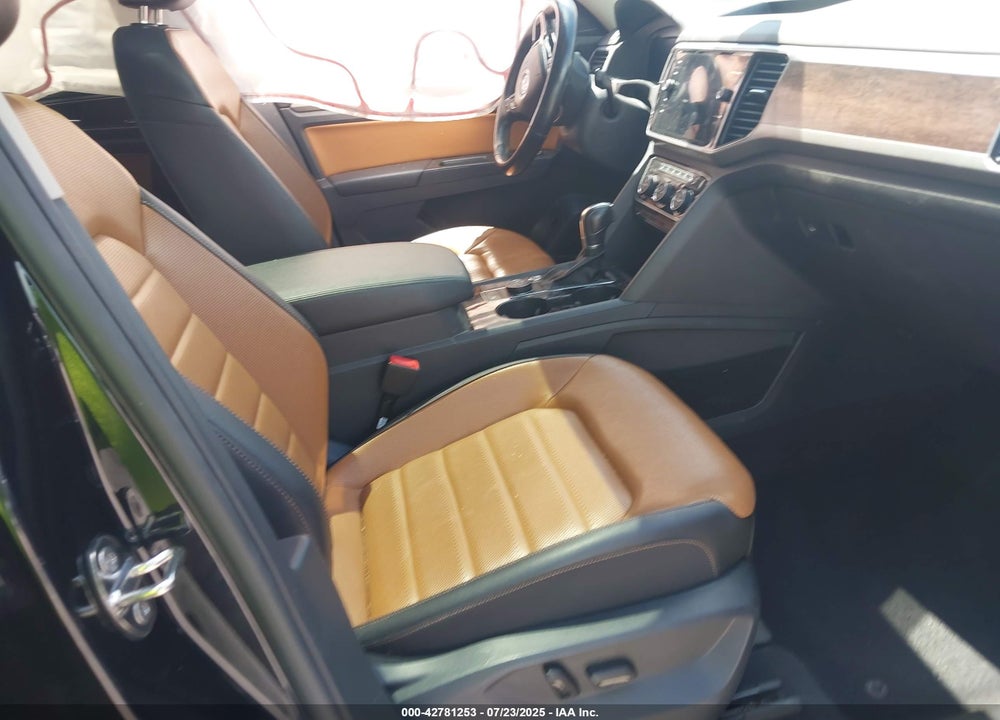 2018 VOLKSWAGEN ATLAS VIN: 1V2NR2CA2JC567210