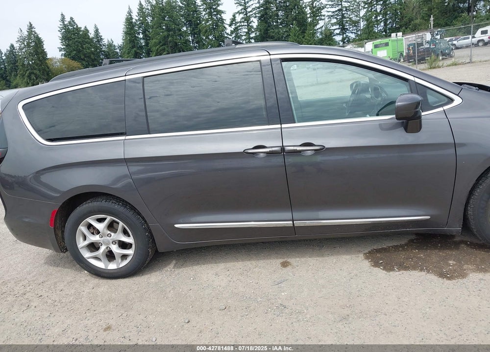 2017 CHRYSLER PACIFICA TOURING L VIN: 2C4RC1BG6HR729703