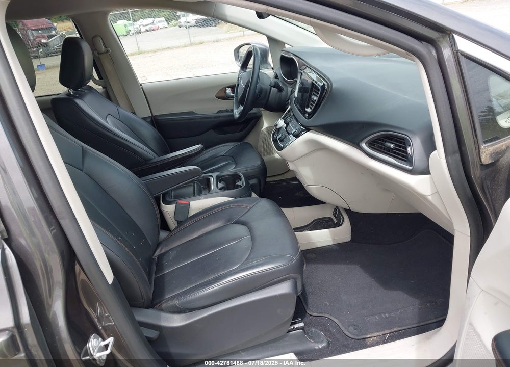 2017 CHRYSLER PACIFICA TOURING L VIN: 2C4RC1BG6HR729703