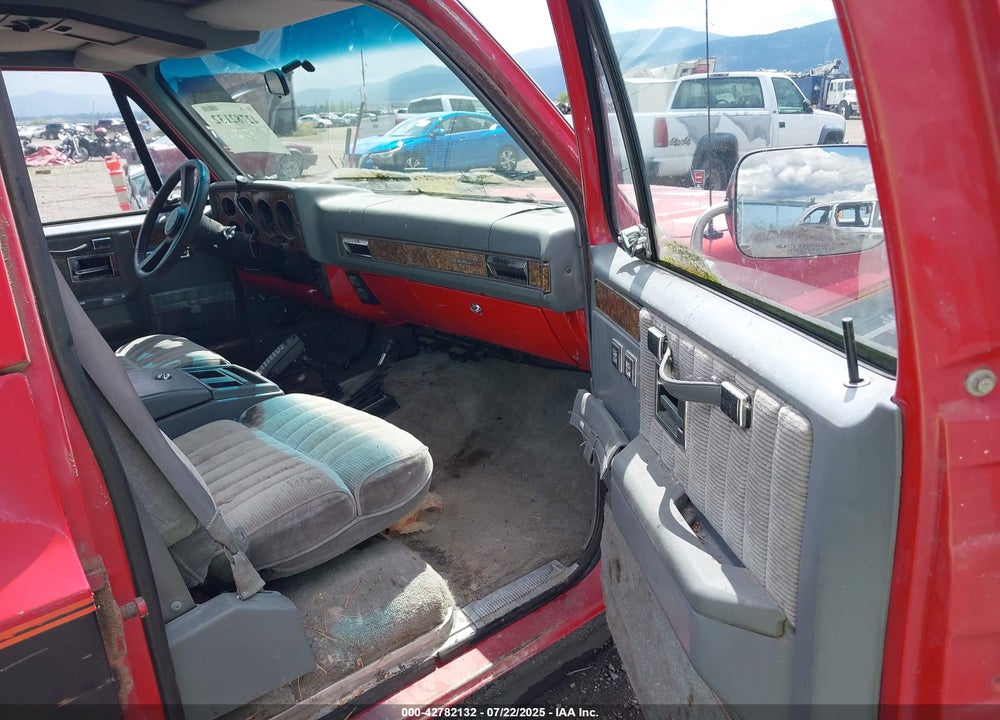 1989 GMC SUBURBAN V25 CONVENTIONAL VIN: 1GKGV26KXKF505116