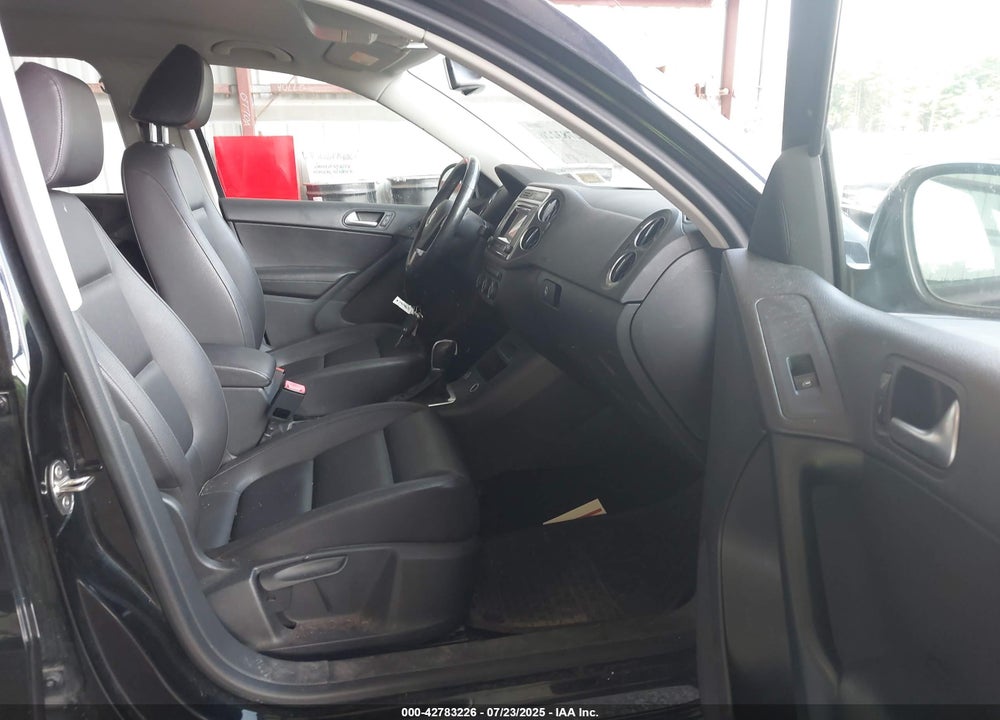 2016 VOLKSWAGEN TIGUAN VIN: WVGBV7AX8GW538964