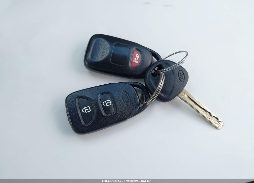 2011 KIA SORENTO LX VIN: 5XYKT4A17BG143166