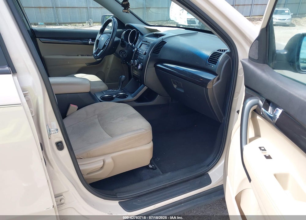 2011 KIA SORENTO LX VIN: 5XYKT4A17BG143166