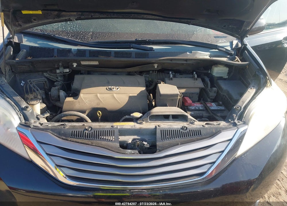 2015 TOYOTA SIENNA XLE 8 PASSENGER VIN: 5TDYK3DC9FS561192