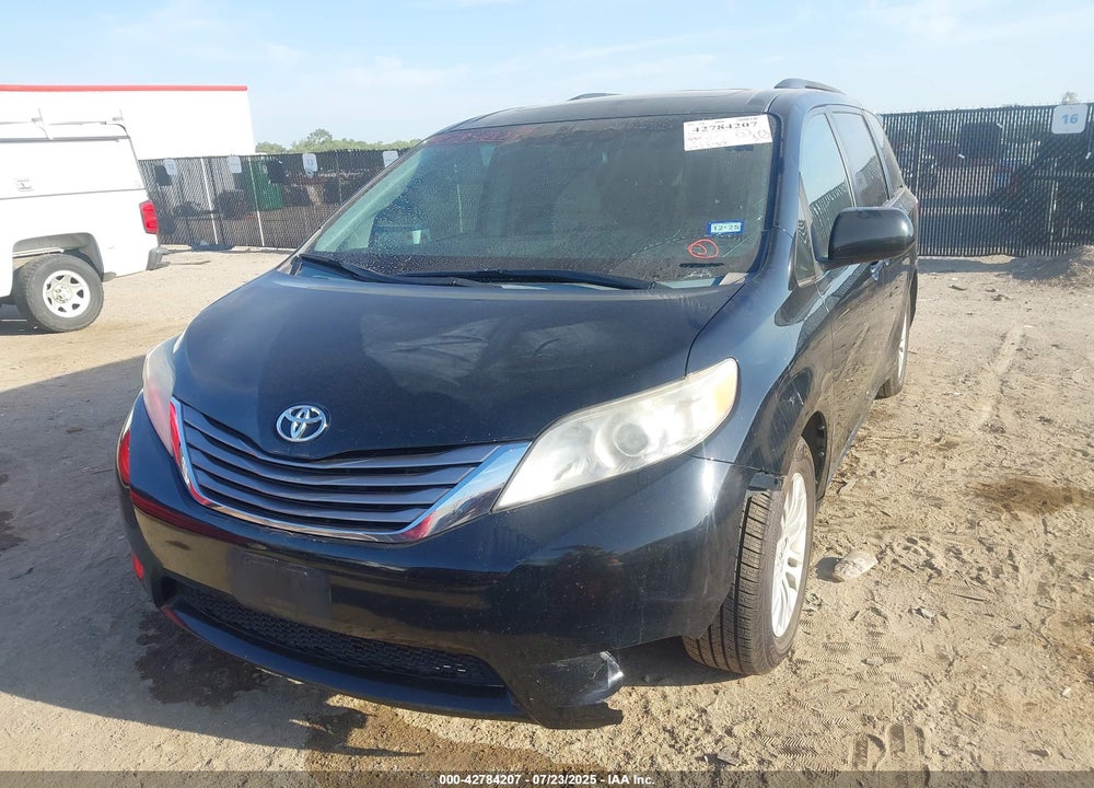 2015 TOYOTA SIENNA XLE 8 PASSENGER VIN: 5TDYK3DC9FS561192