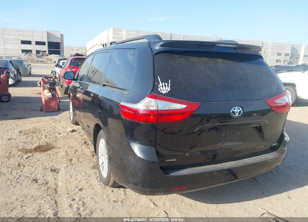 2015 TOYOTA SIENNA XLE 8 PASSENGER VIN: 5TDYK3DC9FS561192