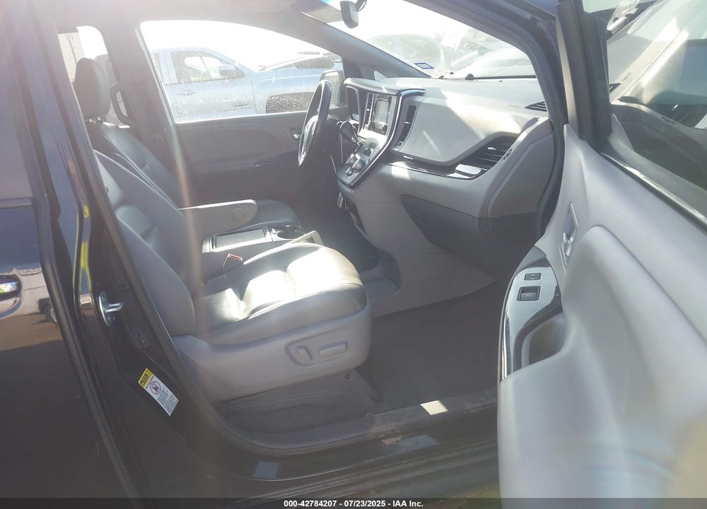 2015 TOYOTA SIENNA XLE 8 PASSENGER VIN: 5TDYK3DC9FS561192