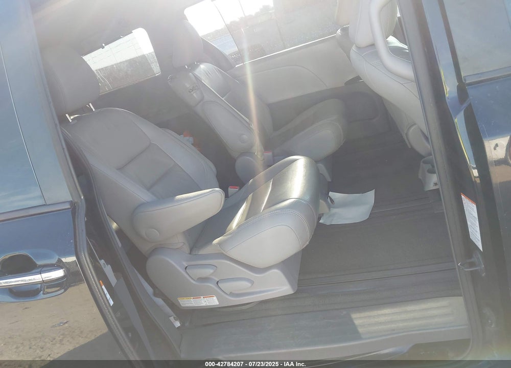 2015 TOYOTA SIENNA XLE 8 PASSENGER VIN: 5TDYK3DC9FS561192