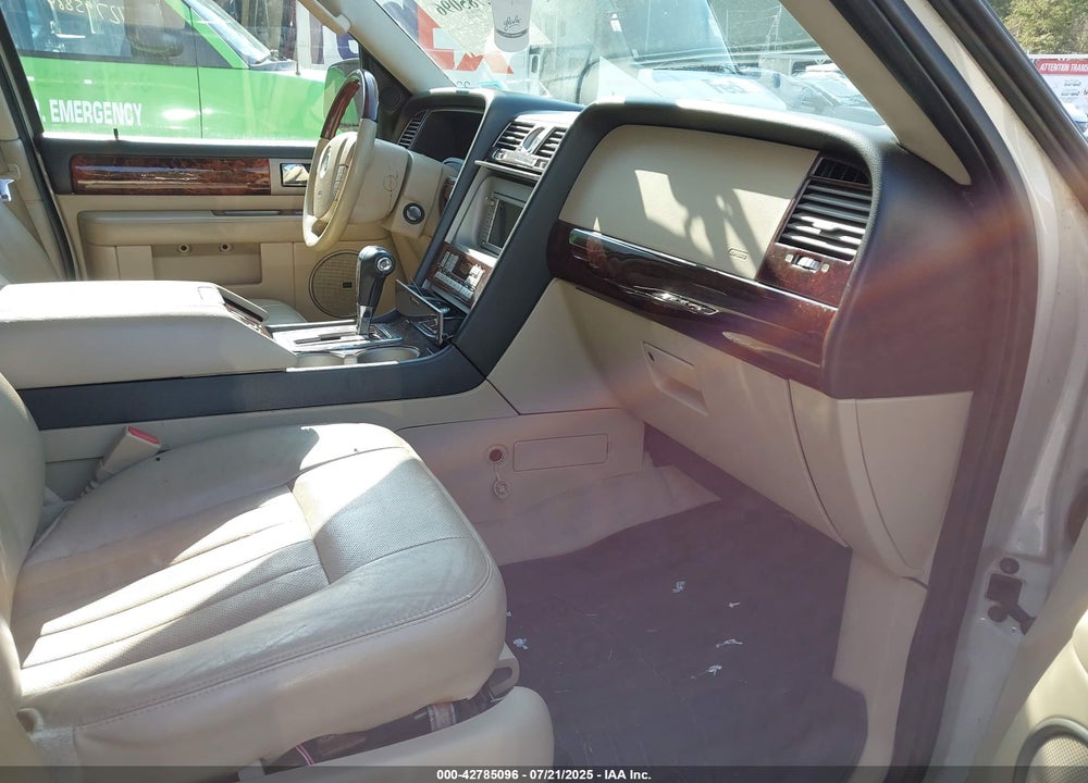 2005 LINCOLN NAVIGATOR VIN: 5LMFU28595LJ22574