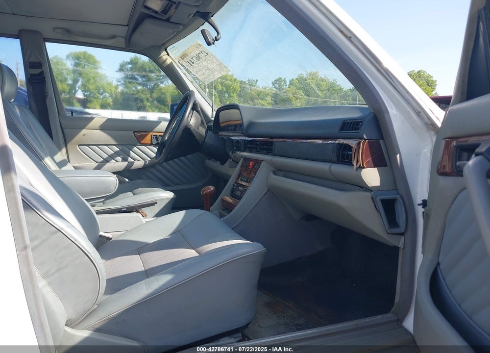 1990 MERCEDES-BENZ 560 SEL VIN: WDBCA39E9LA543211