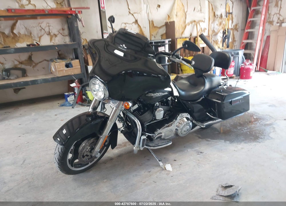2011 HARLEY-DAVIDSON FLHX VIN: 1HD1KBM17BB677470