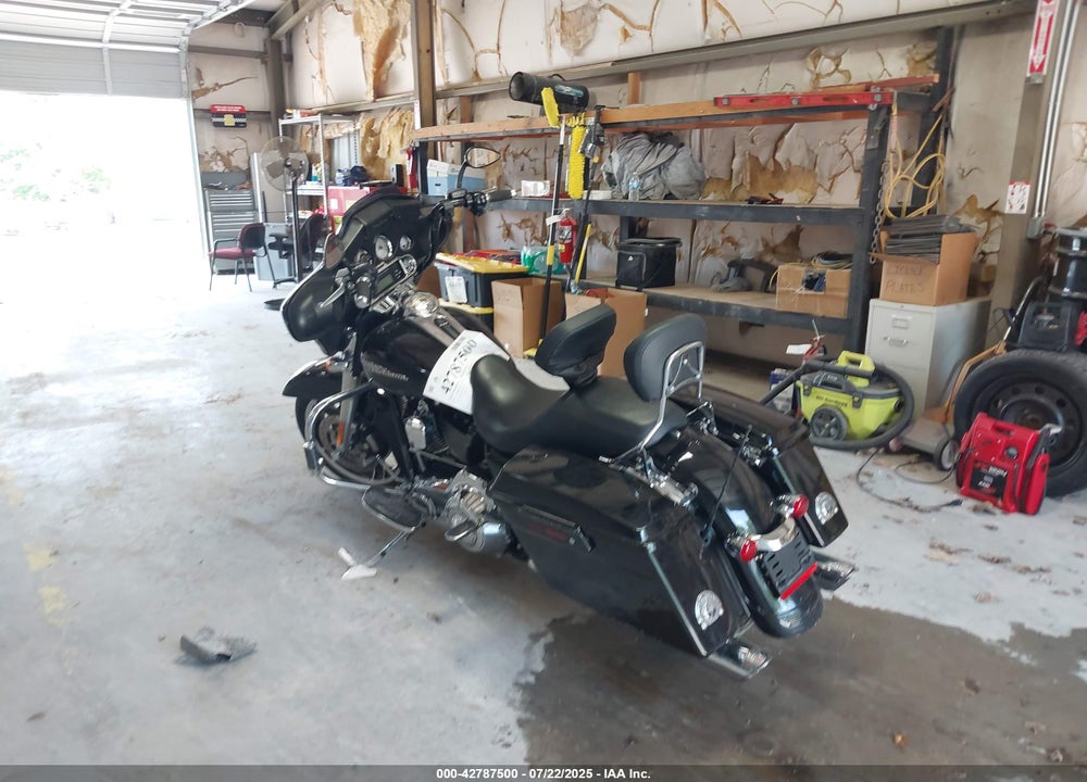 2011 HARLEY-DAVIDSON FLHX VIN: 1HD1KBM17BB677470