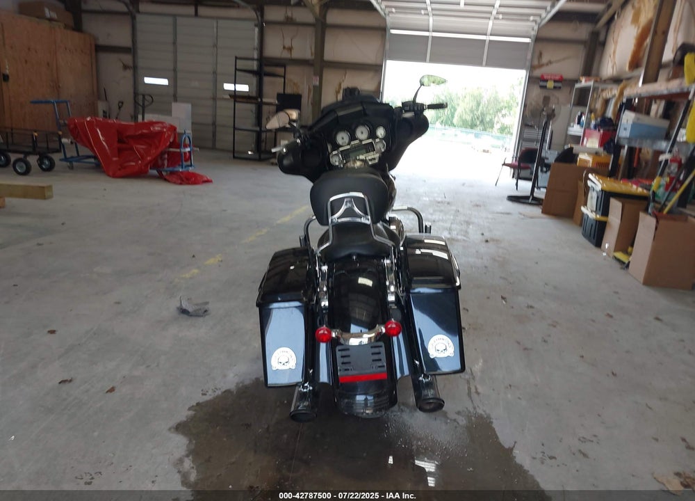 2011 HARLEY-DAVIDSON FLHX VIN: 1HD1KBM17BB677470