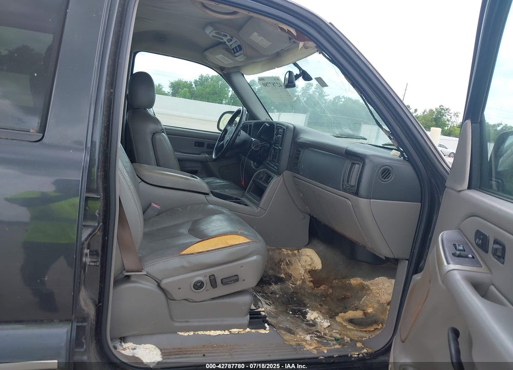 2004 CHEVROLET SUBURBAN 1500 LT VIN: 3GNEC16Z04G158694