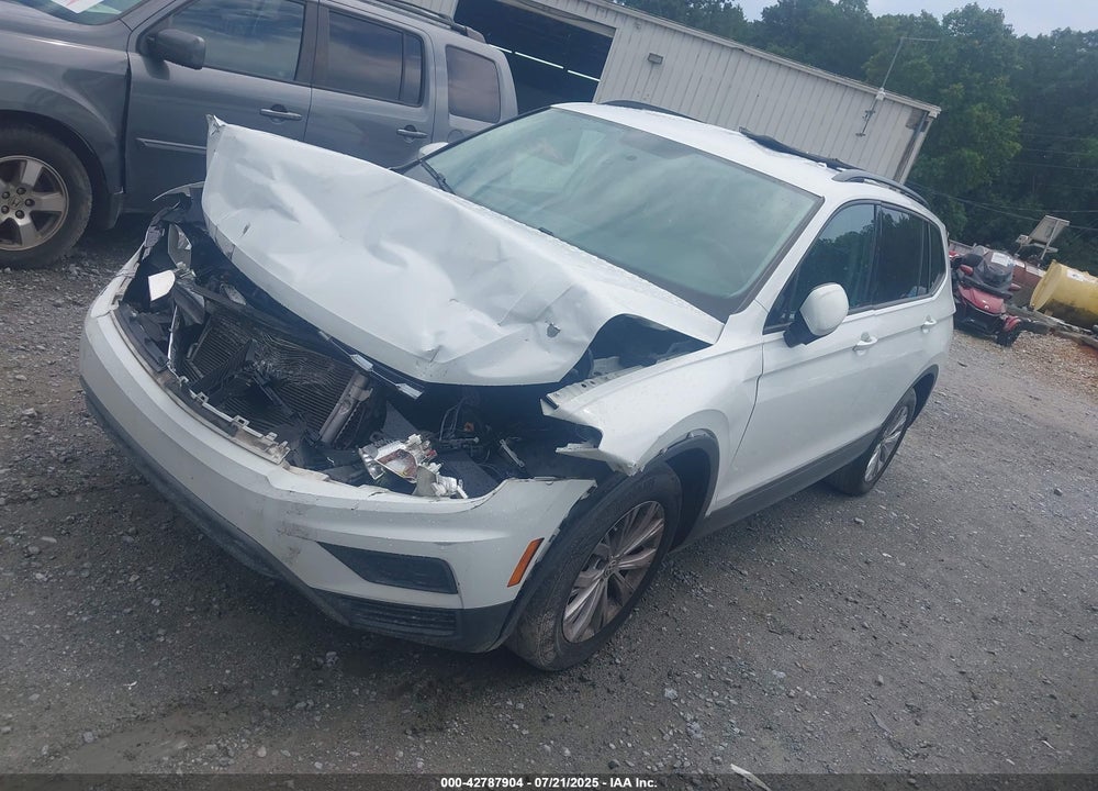 2018 VOLKSWAGEN TIGUAN VIN: 3VV1B7AX3JM052922
