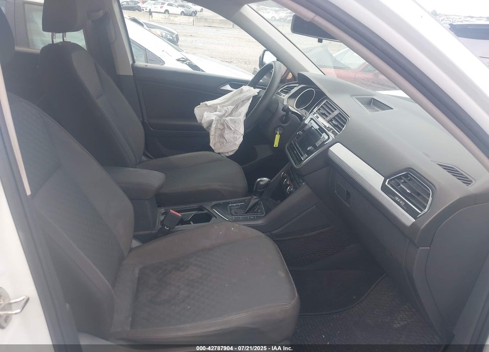 2018 VOLKSWAGEN TIGUAN VIN: 3VV1B7AX3JM052922