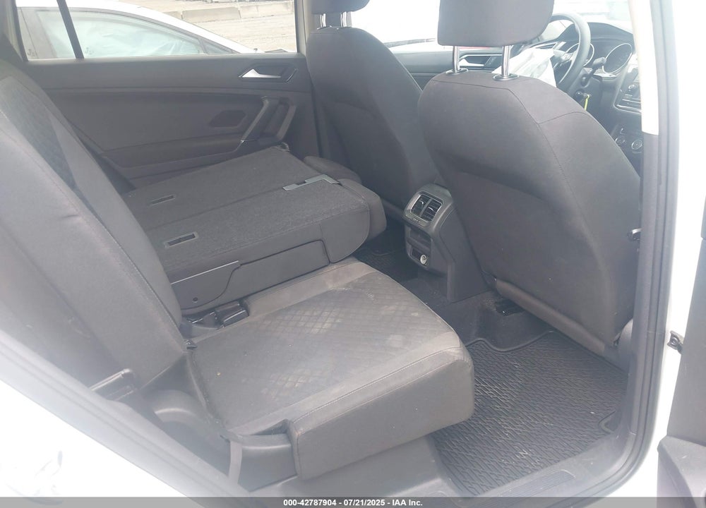 2018 VOLKSWAGEN TIGUAN VIN: 3VV1B7AX3JM052922