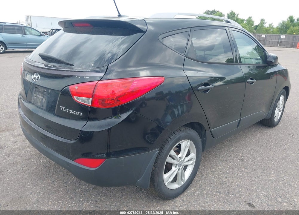 2011 HYUNDAI TUCSON VIN: KM8JU3AC1BU158843