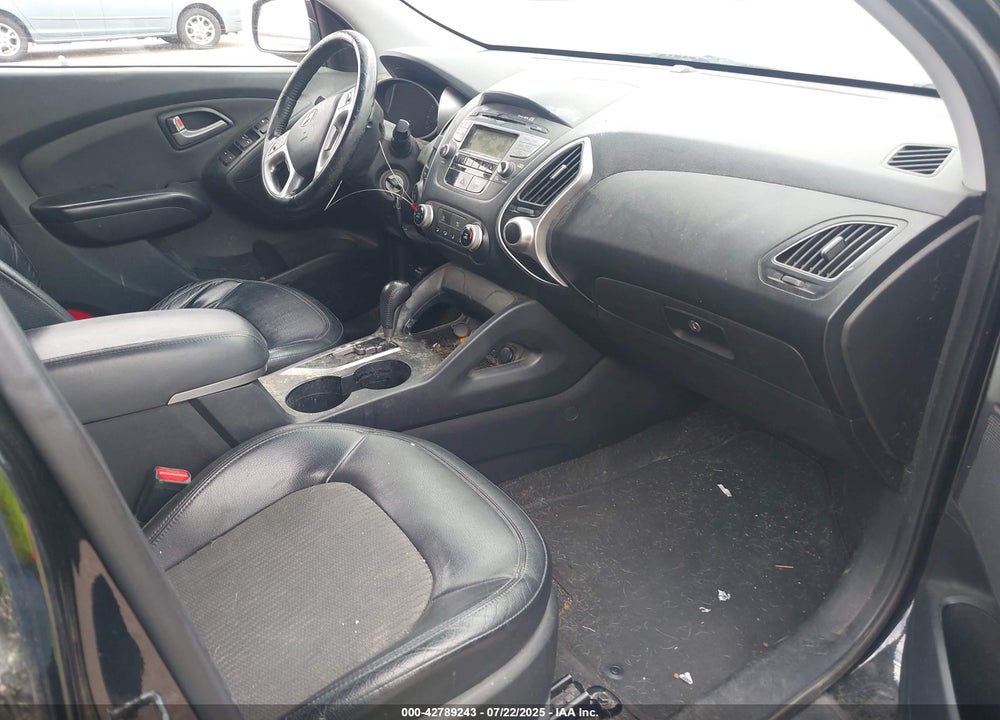 2011 HYUNDAI TUCSON VIN: KM8JU3AC1BU158843