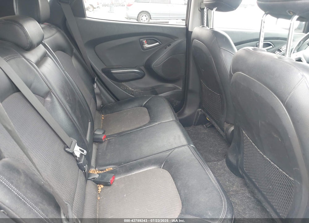 2011 HYUNDAI TUCSON VIN: KM8JU3AC1BU158843