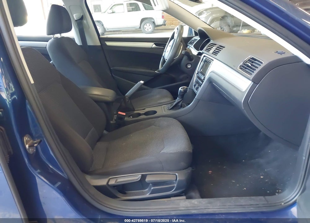 2016 VOLKSWAGEN PASSAT VIN: 1VWAT7A35GC045728