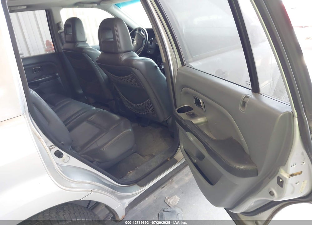 2005 HONDA PILOT VIN: 5FNYF18505B007143