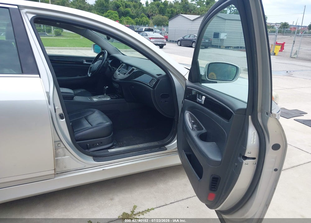 2013 HYUNDAI GENESIS VIN: KMHGC4DD0DU223899