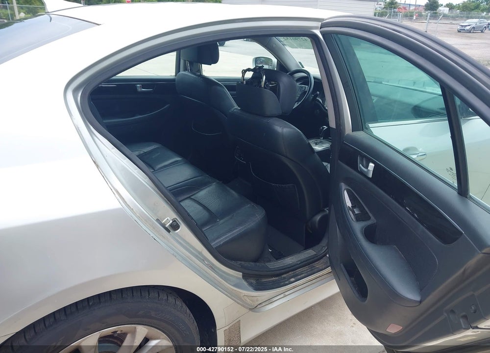 2013 HYUNDAI GENESIS VIN: KMHGC4DD0DU223899