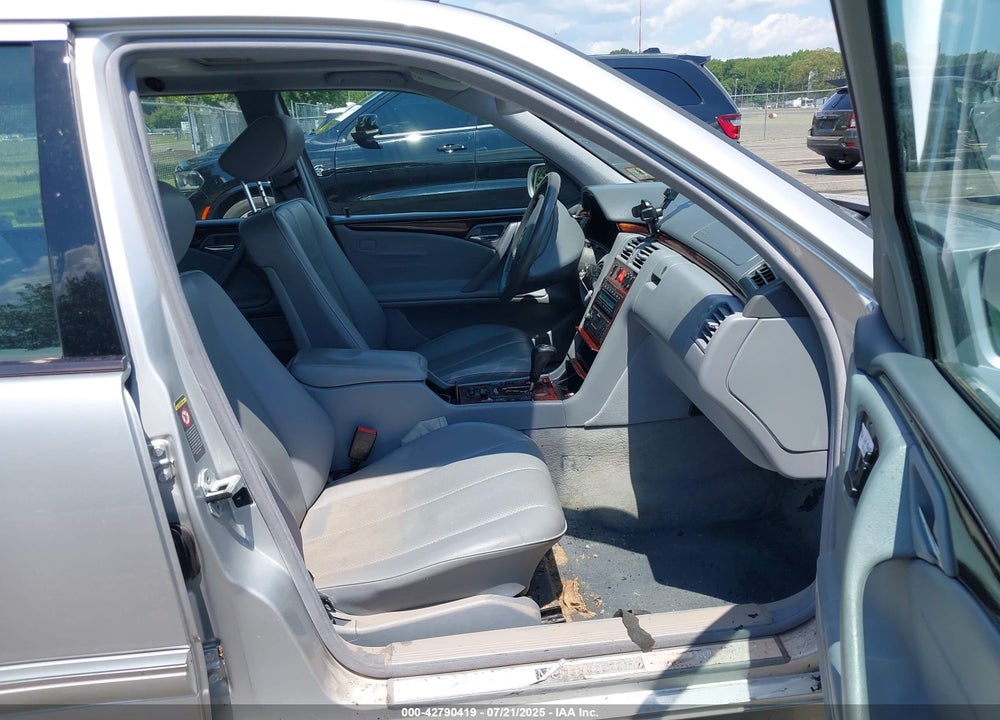 2000 MERCEDES-BENZ E 320 4M VIN: WDBJH82J1YX037111