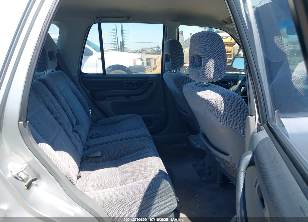 1998 HONDA CR-V LX VIN: JHLRD2844WC015139