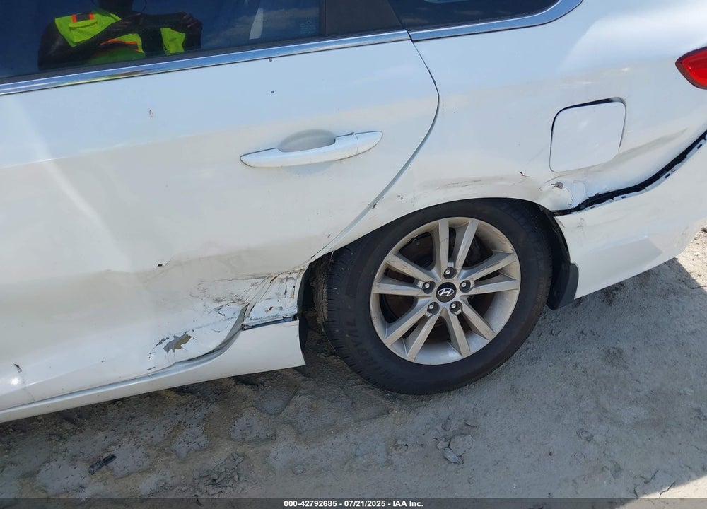 2015 HYUNDAI SONATA VIN: 5NPE24AF9FH245370