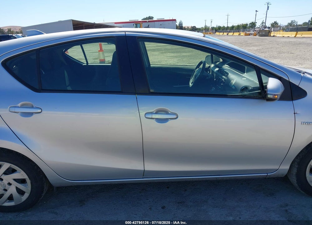 2015 TOYOTA PRIUS C VIN: JTDKDTB35F1585358