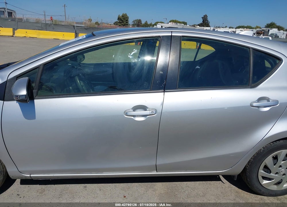 2015 TOYOTA PRIUS C VIN: JTDKDTB35F1585358