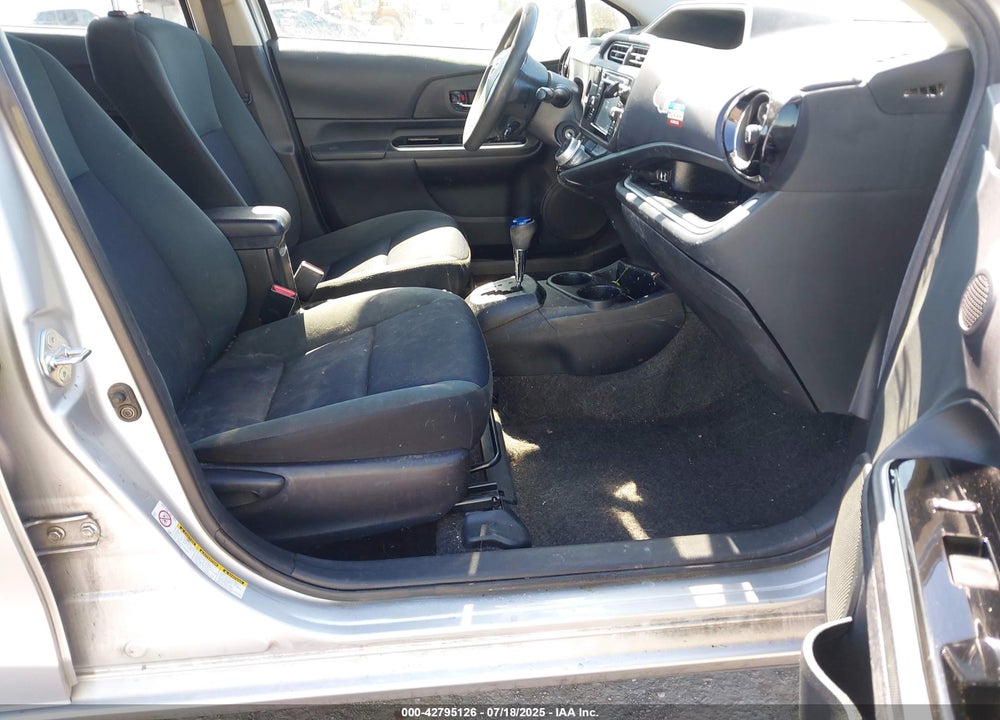 2015 TOYOTA PRIUS C VIN: JTDKDTB35F1585358