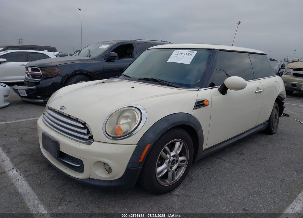 2011 MINI COOPER VIN: WMWSU3C56BT093403