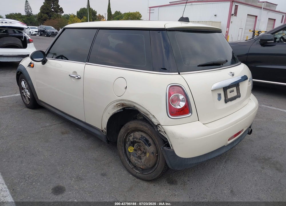 2011 MINI COOPER VIN: WMWSU3C56BT093403