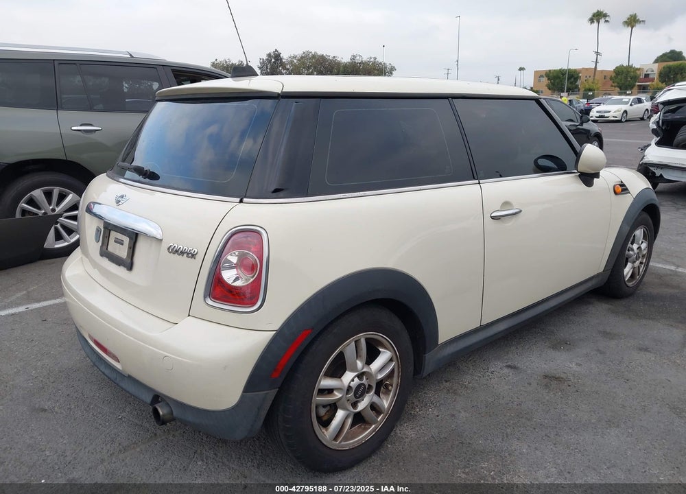 2011 MINI COOPER VIN: WMWSU3C56BT093403