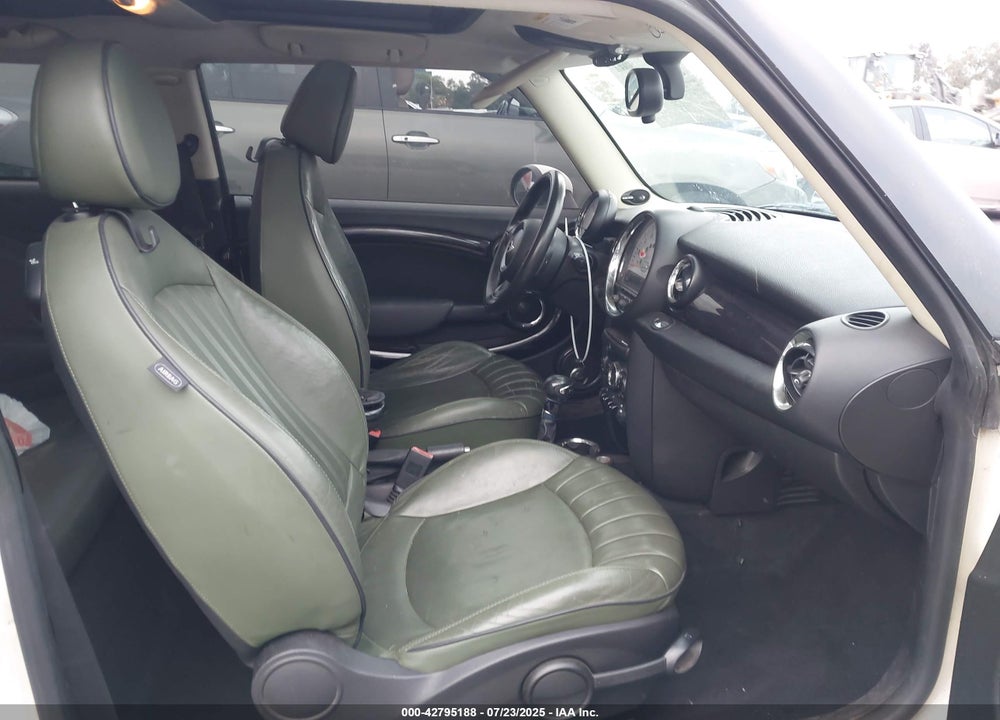 2011 MINI COOPER VIN: WMWSU3C56BT093403