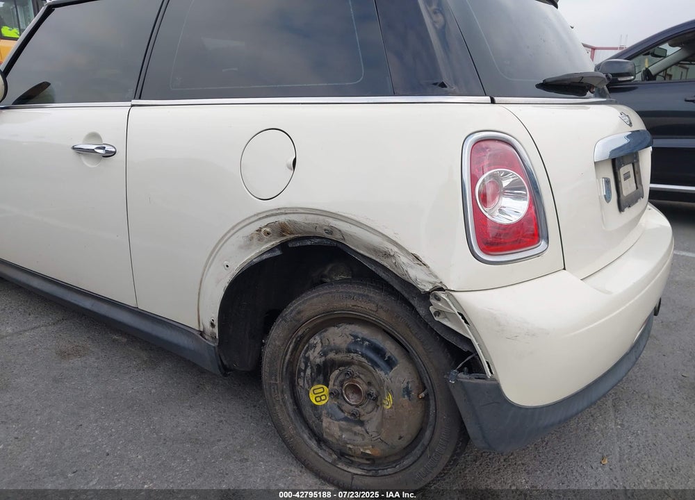2011 MINI COOPER VIN: WMWSU3C56BT093403