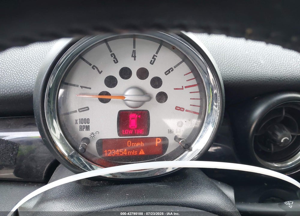 2011 MINI COOPER VIN: WMWSU3C56BT093403