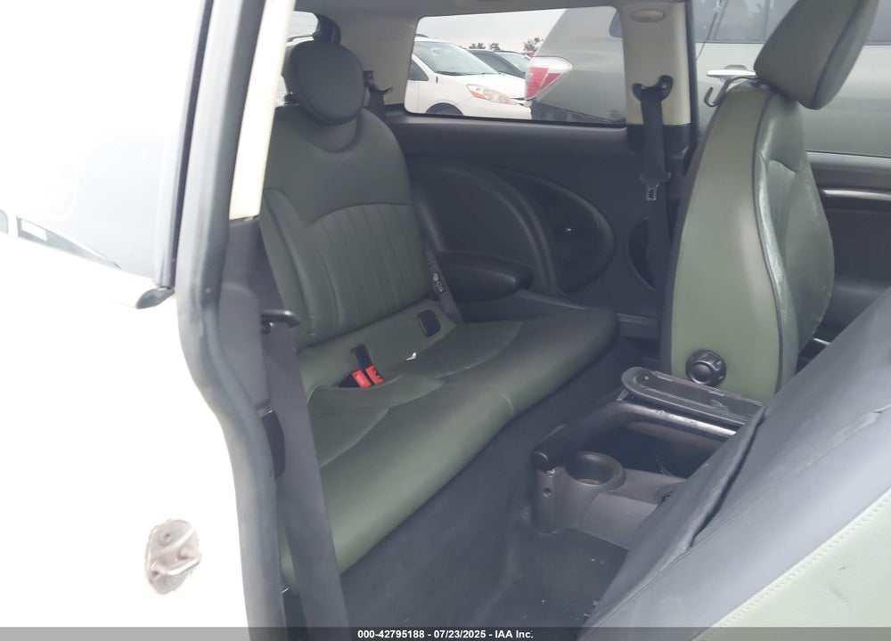 2011 MINI COOPER VIN: WMWSU3C56BT093403