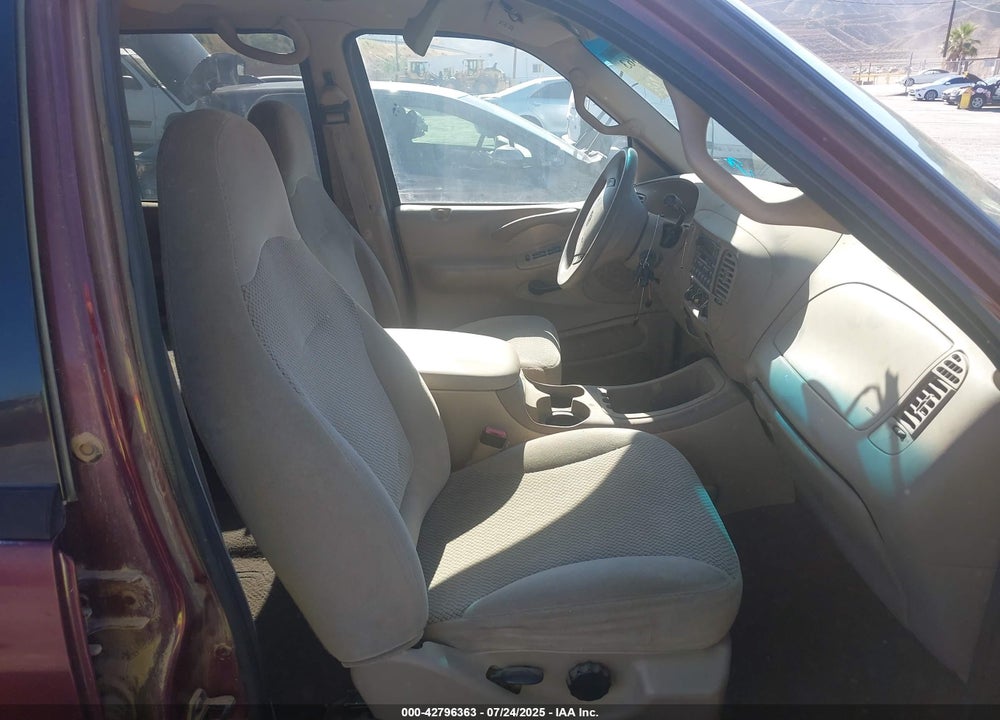 2000 FORD EXPEDITION XLT VIN: 1FMRU15L4YLB55841